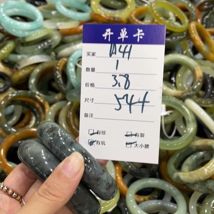 蛇纹石玉未镶嵌手镯多样性