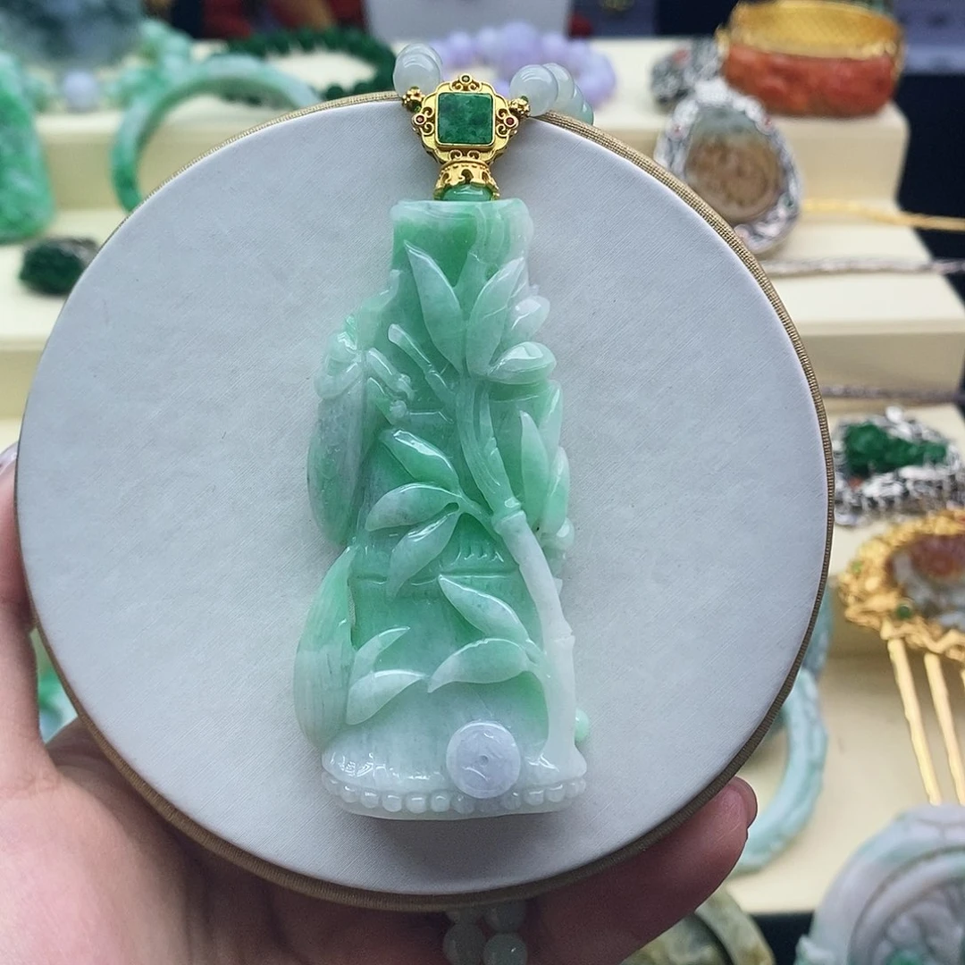 翡翠未镶嵌吊坠(赠链)