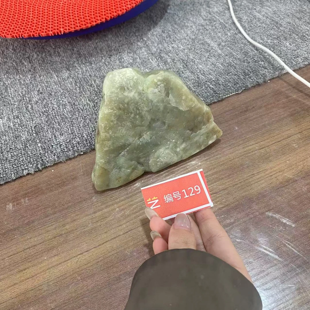 新疆玉料原石发一件编号129