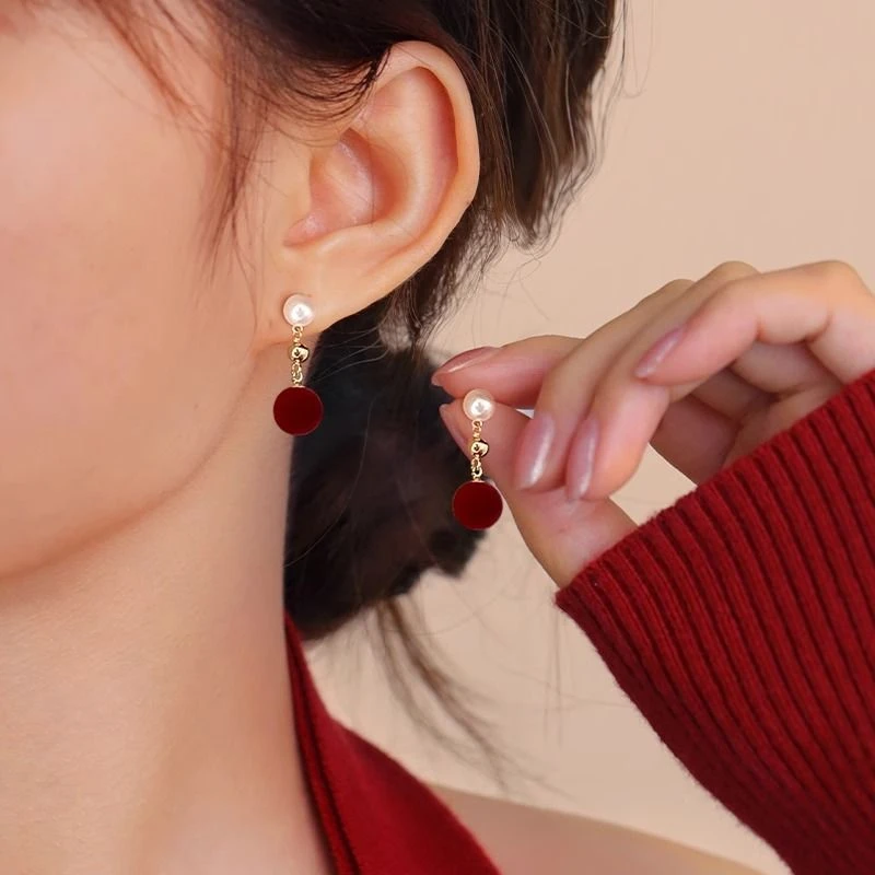 红绒球耳钉高级感本命年女款2025蛇新年耳环过年耳饰红色百搭配饰
