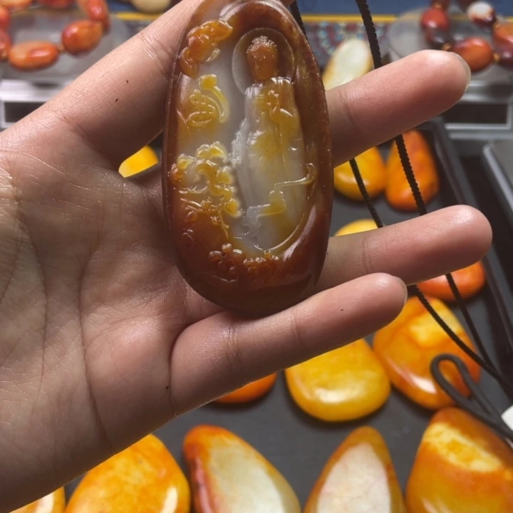 拥***光和田玉未镶嵌颈饰