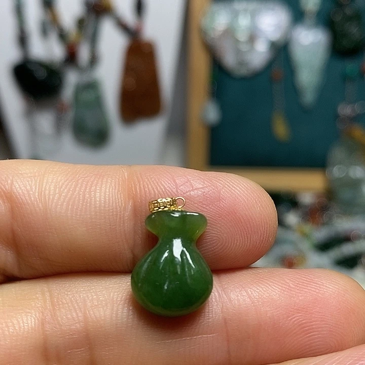 翡翠未镶嵌吊坠(赠链)