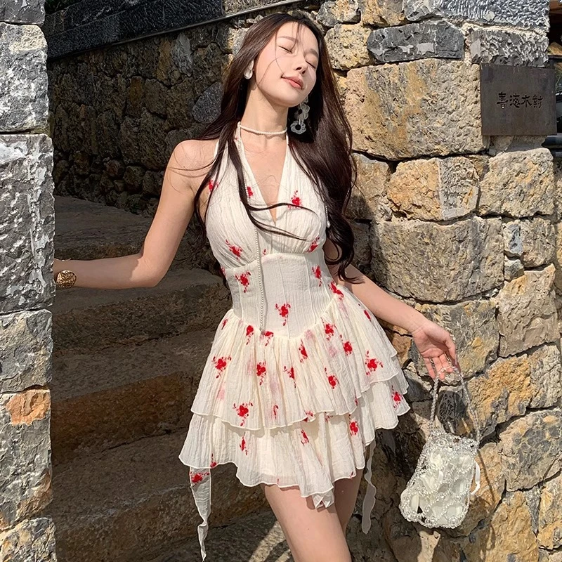 法式纯欲风挂脖碎花连衣裙女夏季收腰显瘦蓬蓬短裙又甜又辣裙子