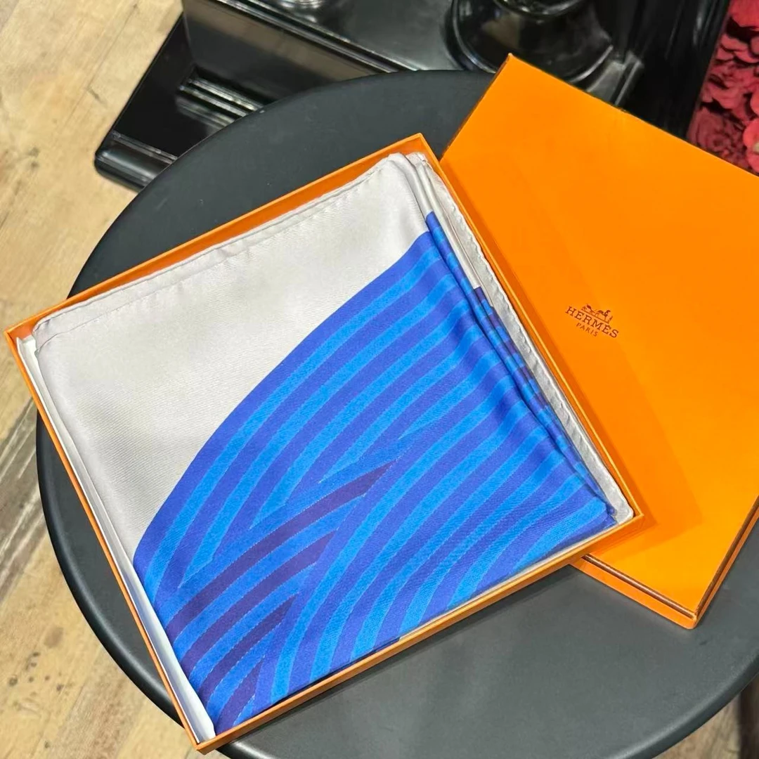99新 Hermes/爱马仕 灰蓝色云纹丝巾 90*90cm /MJ2524