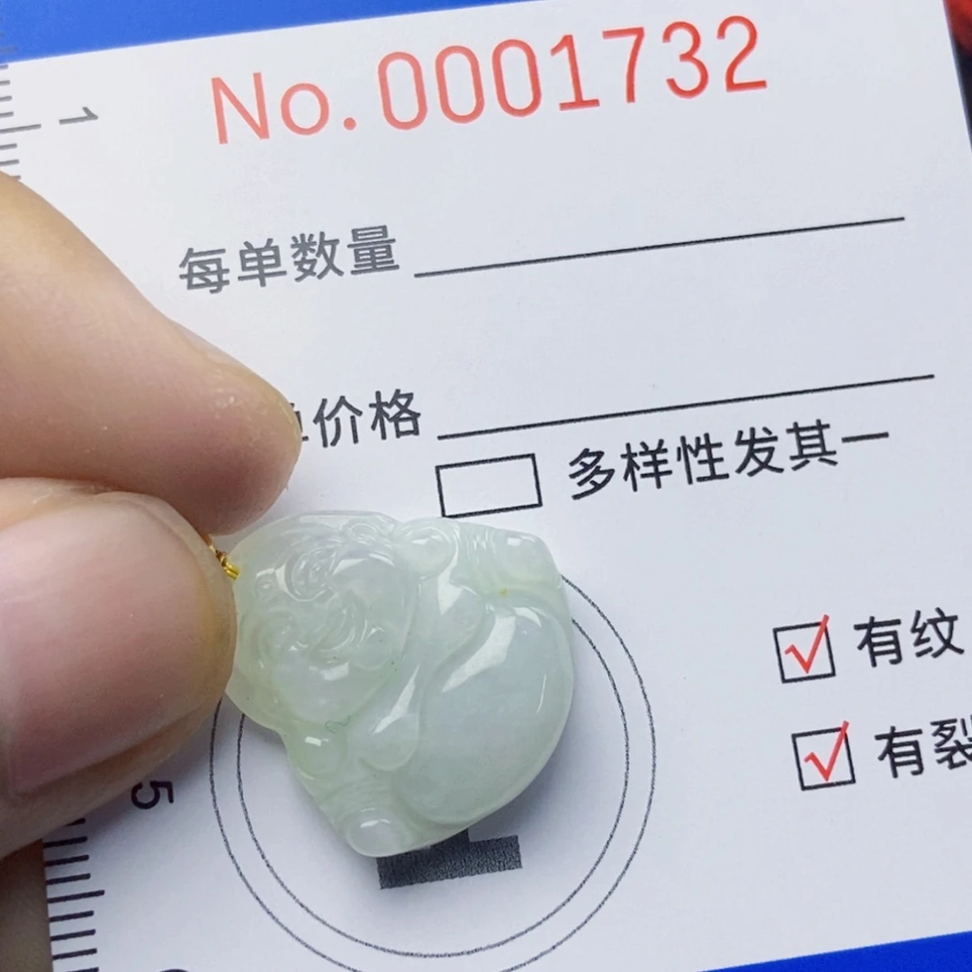 翡翠未镶嵌吊坠(不含链)。