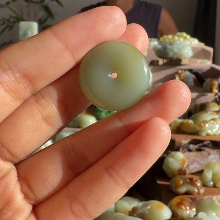 颈饰未镶嵌和田玉（糖玉）