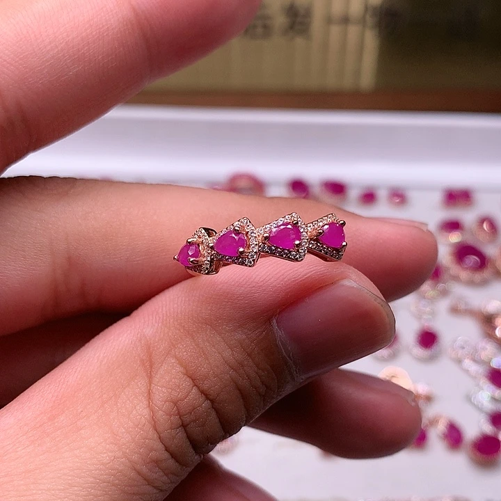 红宝石戒指银S925镶嵌是**呀