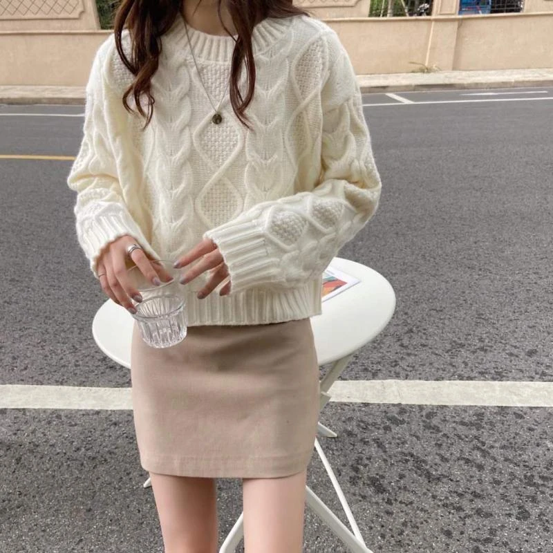 秋冬季新款圆领加厚白色毛衣女外穿套头高腰短款小个子针织衫上衣