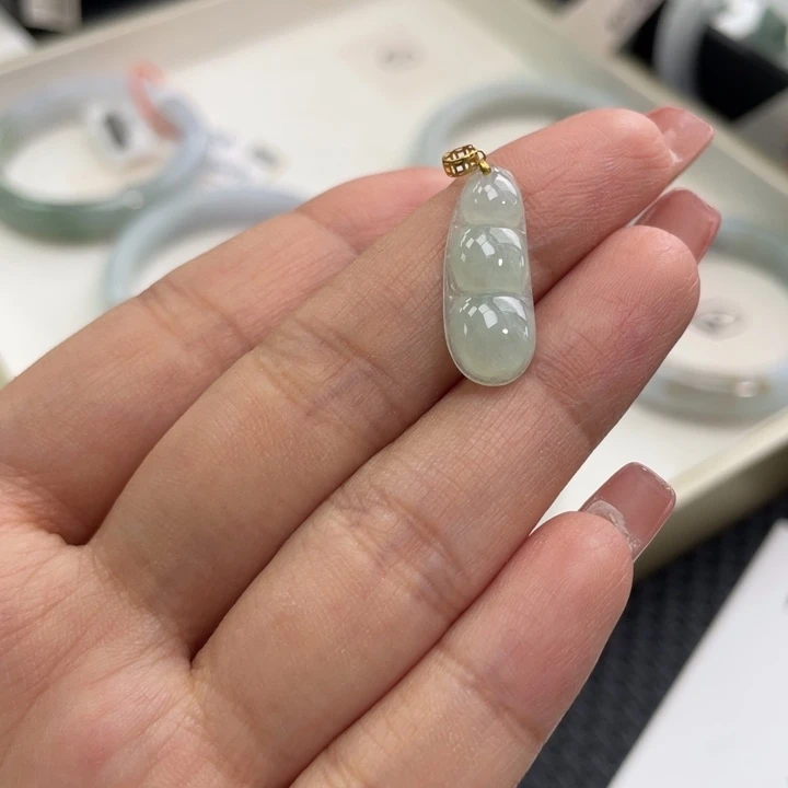 颈饰未镶嵌翡翠四季豆
