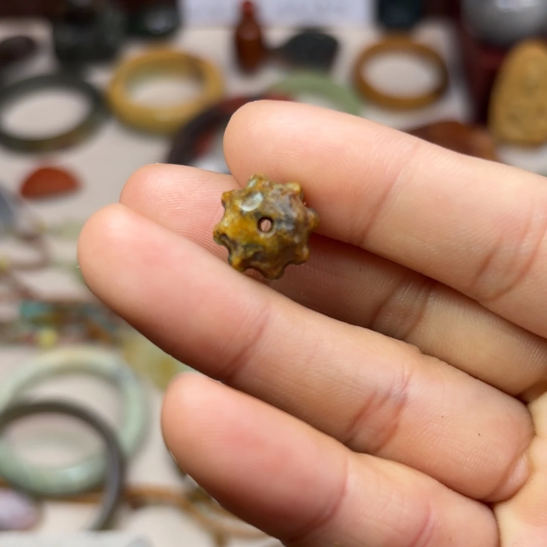 岫岩河磨玉（透闪石质玉）颈饰未镶嵌简*