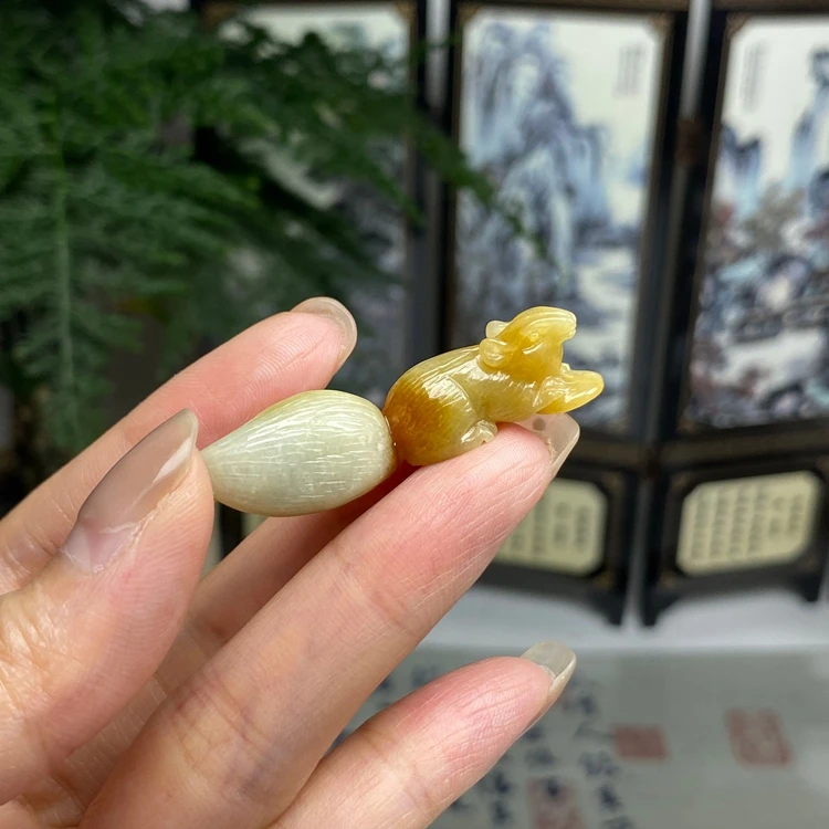 黄翡小松鼠吊坠花件 天然翡翠A货
