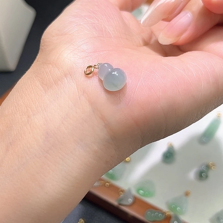 颈饰18K金镶嵌翡翠