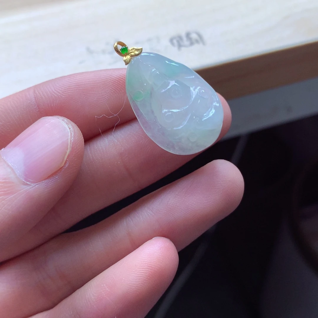 翡翠颈饰18K金镶嵌吊坠