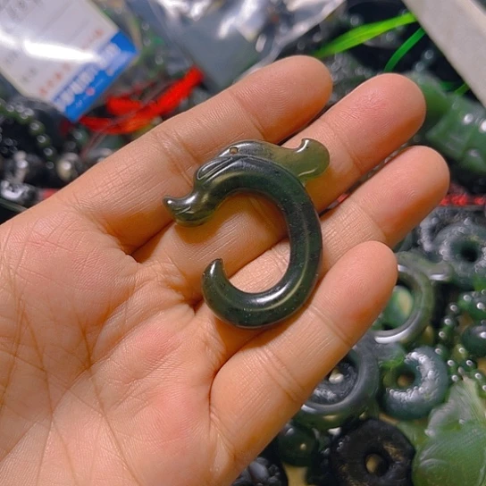 蛇纹石玉颈饰未镶嵌萌**宝