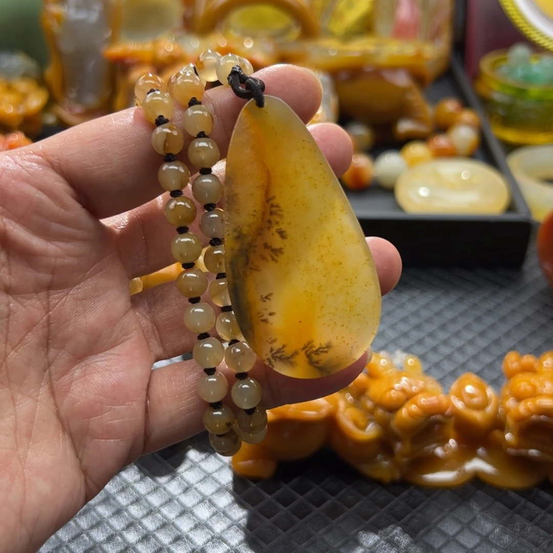 颈饰未镶嵌石英质玉