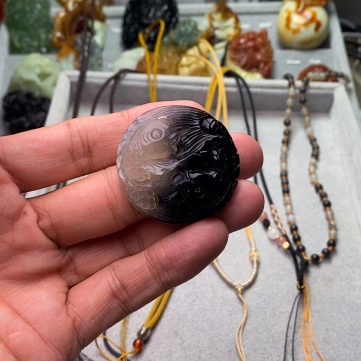 毛***的未镶嵌蛇纹石玉颈饰