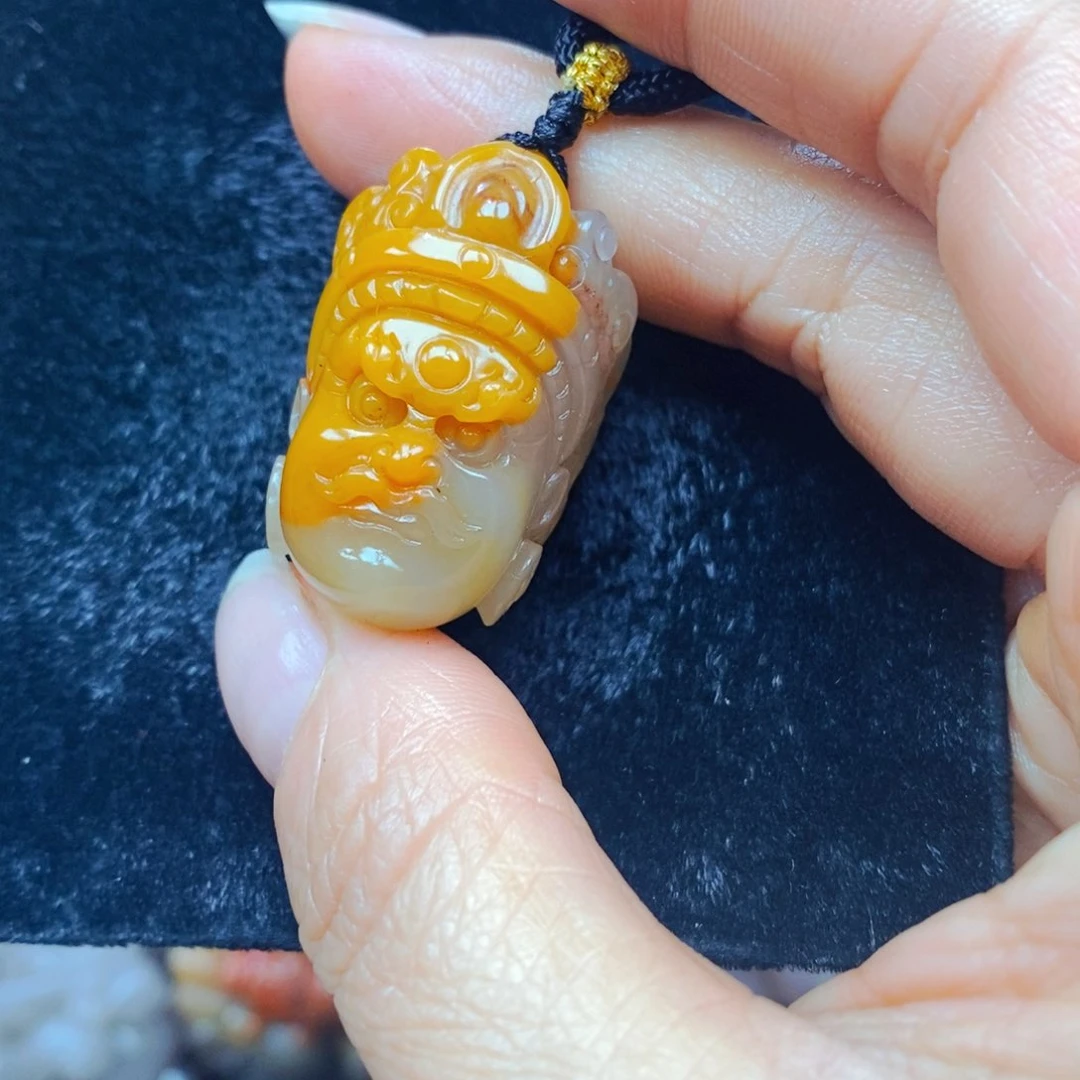 未镶嵌石英质玉（黄龙玉）颈饰