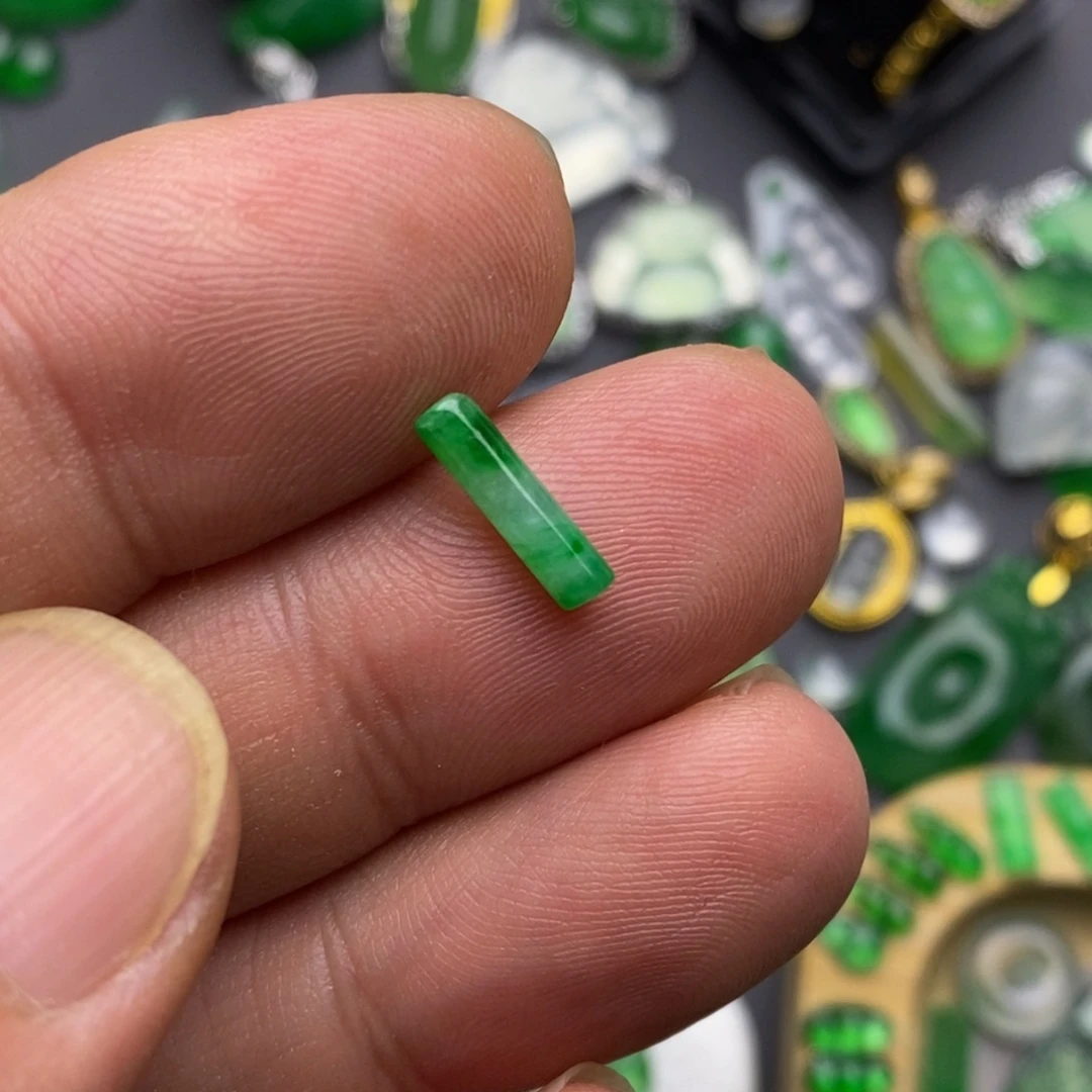 翡翠未镶嵌颈饰小枉