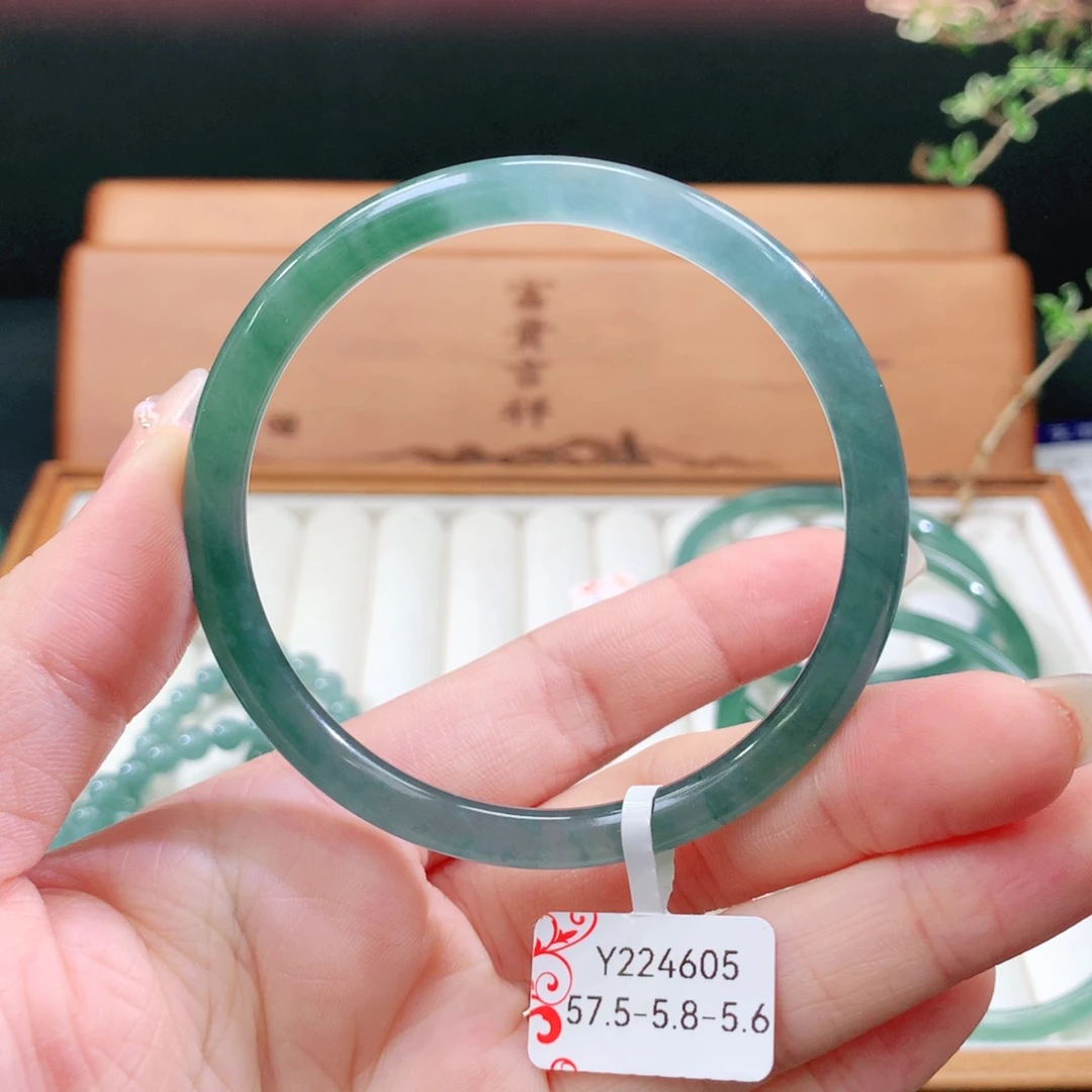 翡翠手镯未镶嵌天然