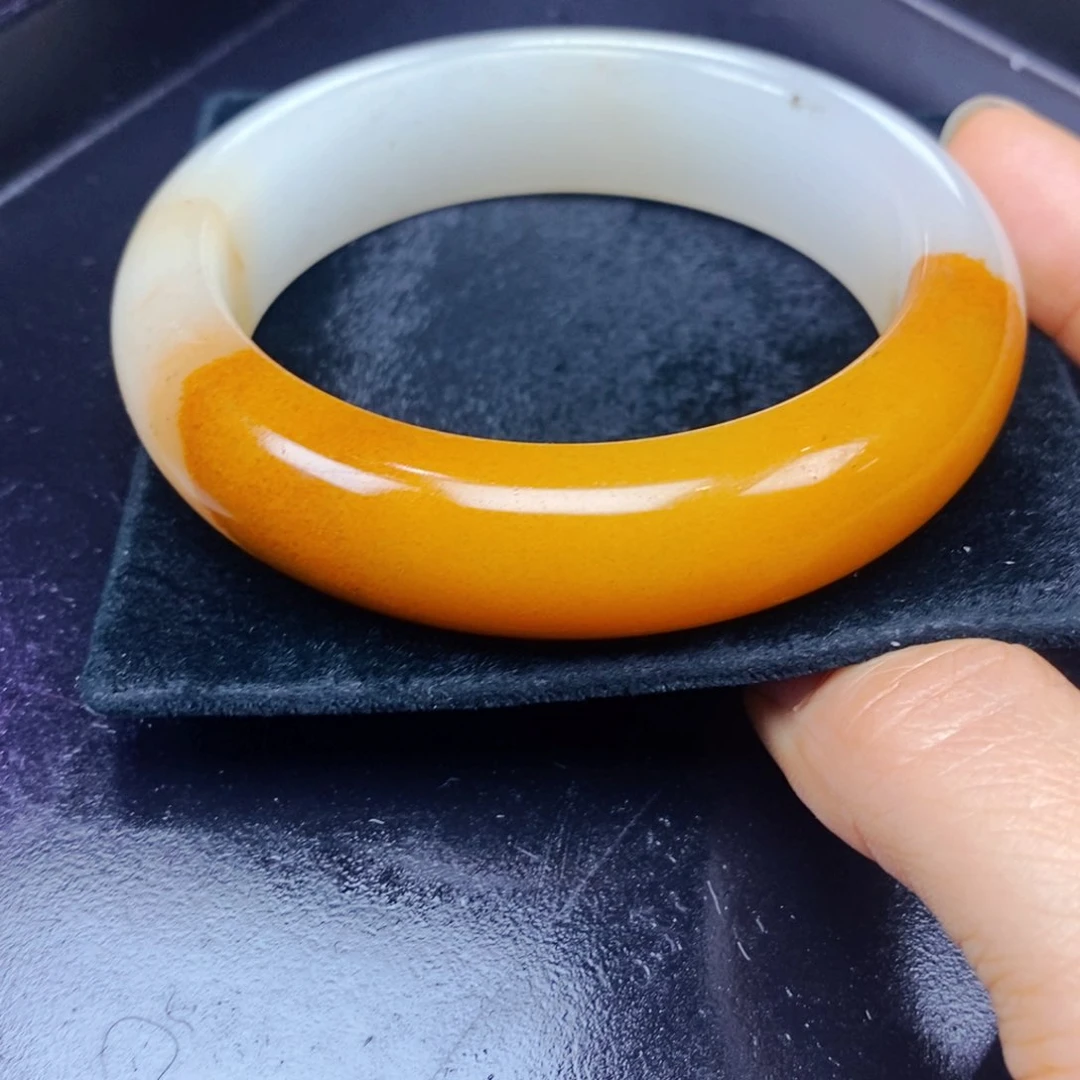 未镶嵌石英质玉（黄龙玉）颈饰