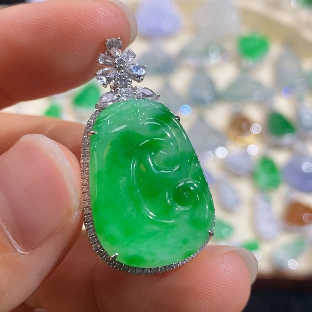 翡翠18K金镶嵌颈饰