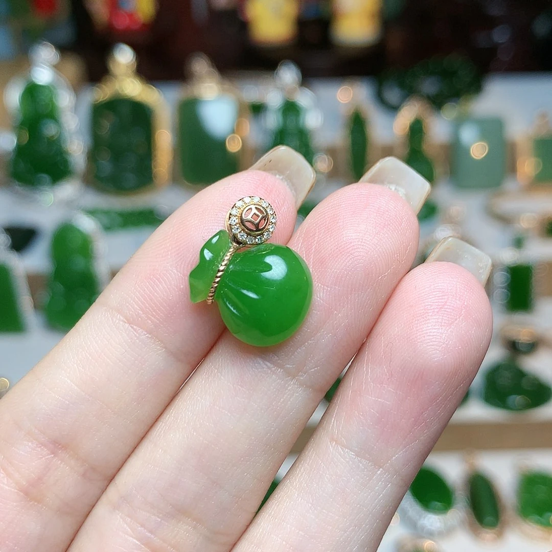 颈饰18K金镶嵌和田玉（碧玉）