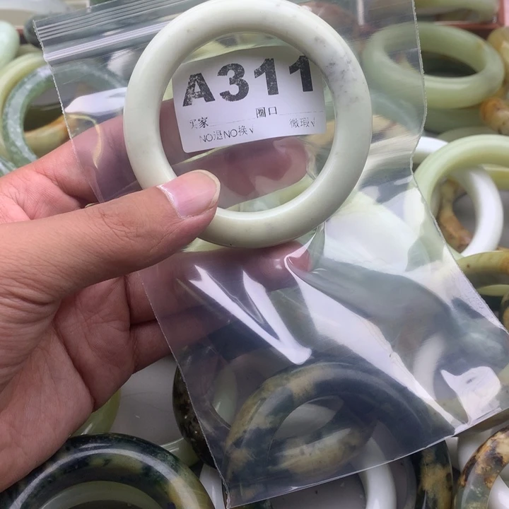 笨***笨未镶嵌蛇纹石玉手镯