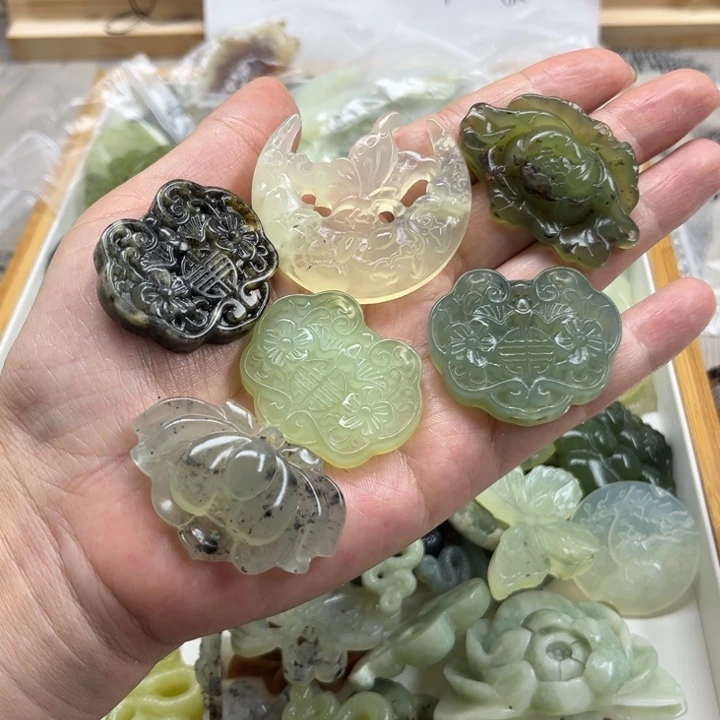 未镶嵌蛇纹石玉颈饰