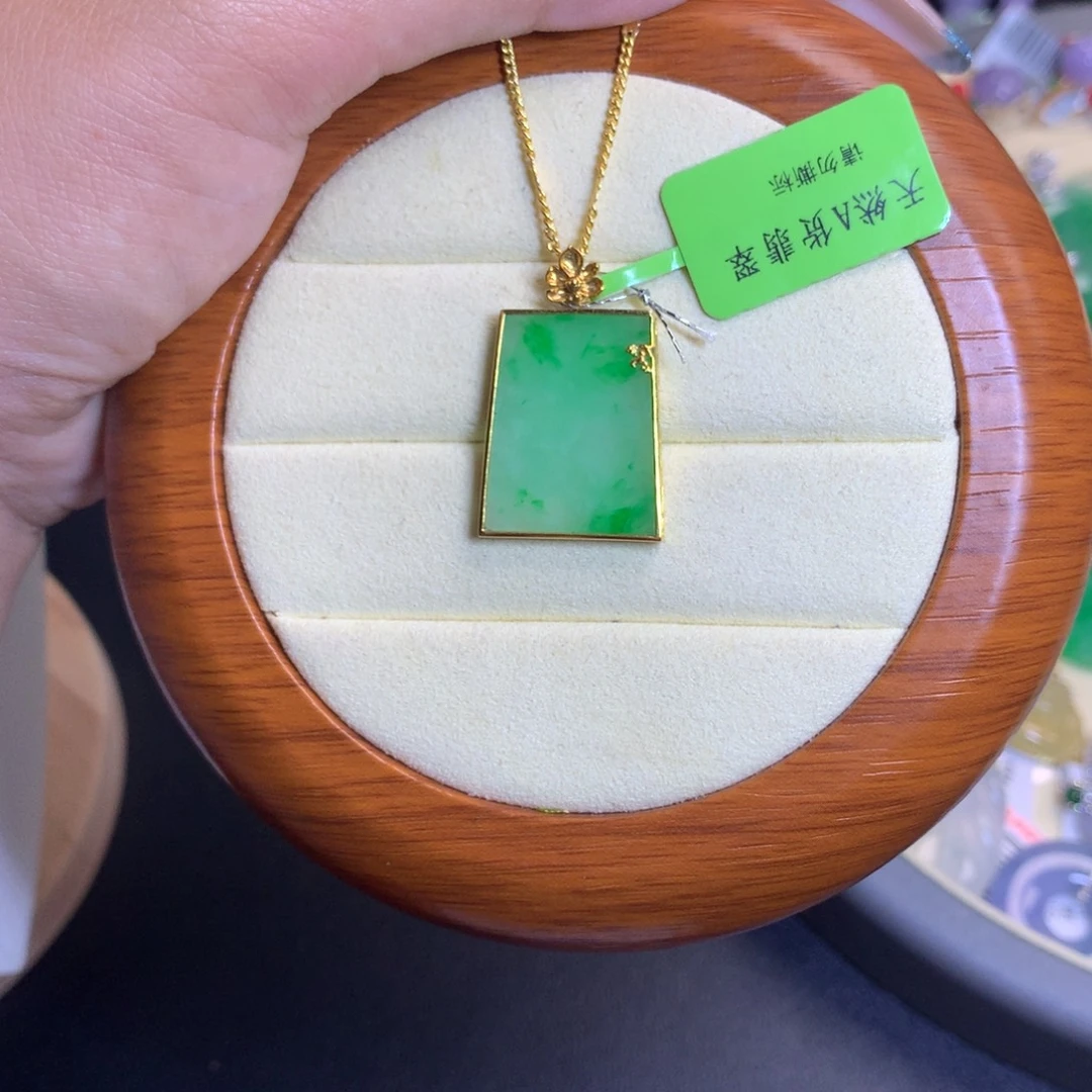 颈饰18K金镶嵌翡翠