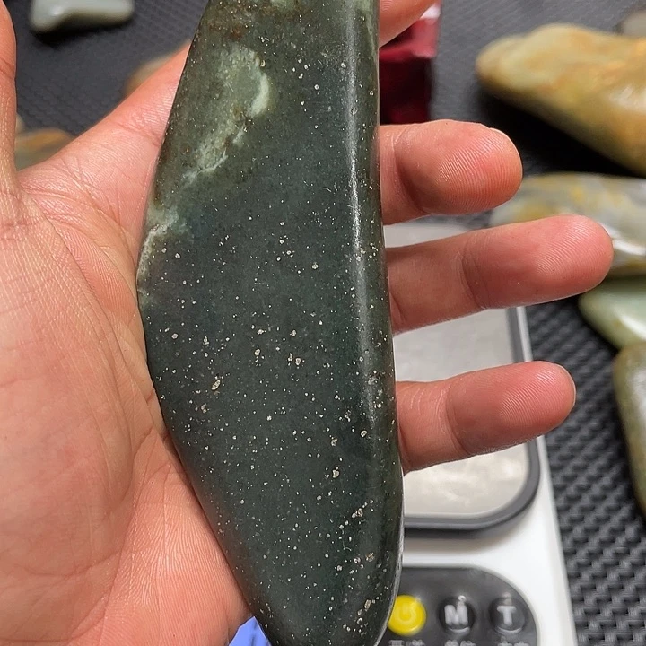 和田玉未镶嵌车挂