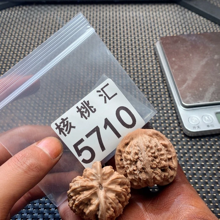 文玩核桃吊坠望月