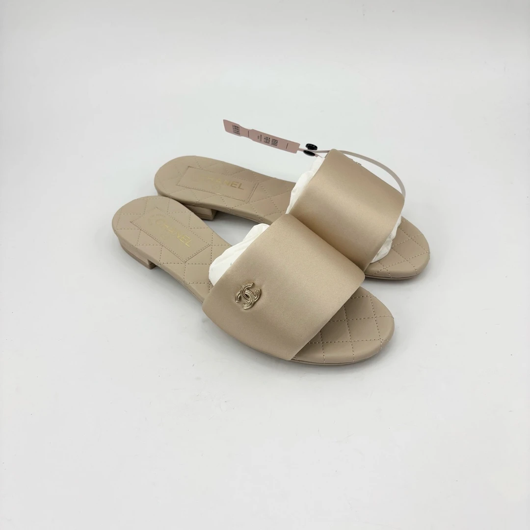 全新未使用 Chanel/香奈儿 35.5码/香槟金双c拖鞋/TT0784
