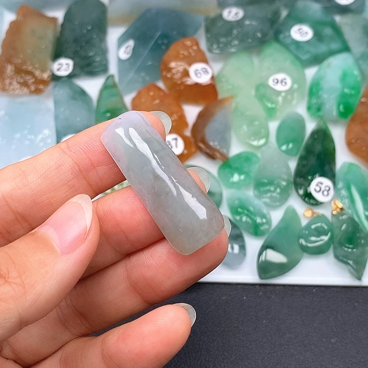 翡翠未镶嵌颈饰随型