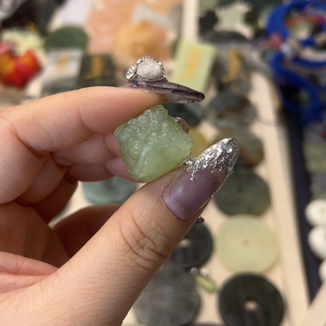 蛇纹石玉颈饰合金