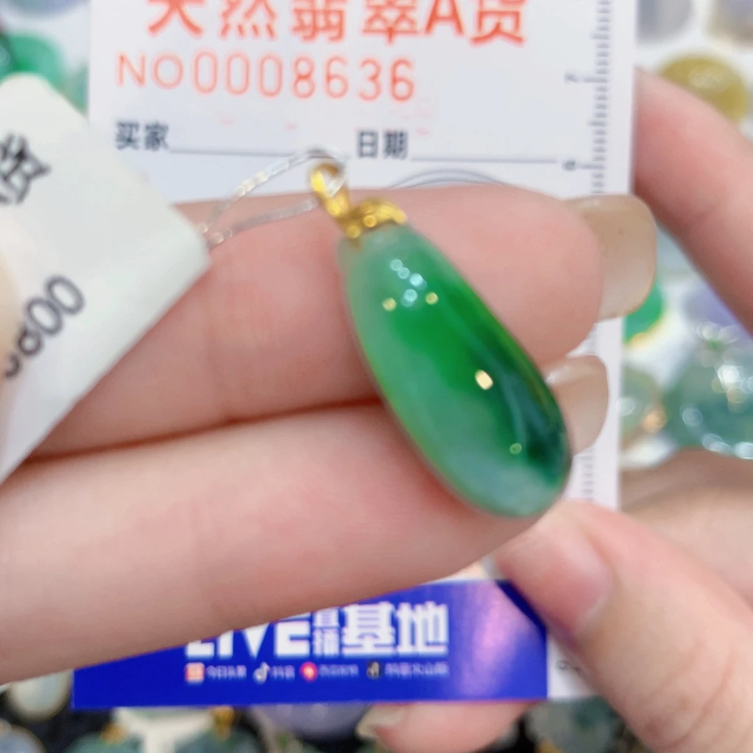 翡翠18K金镶嵌颈饰瓜