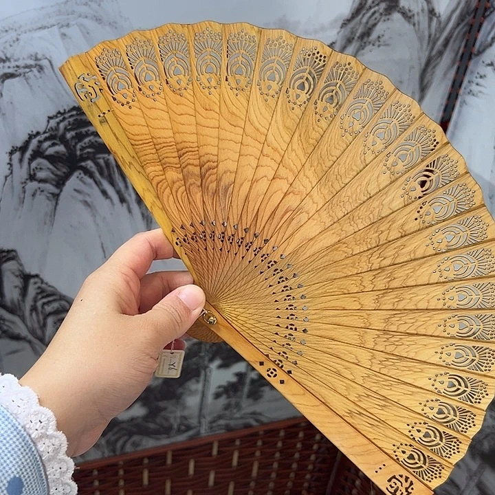 木太行崖柏山水画孔雀开屏折扇长18厘米