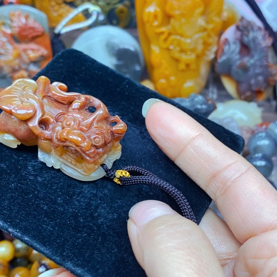 未镶嵌石英质玉（黄龙玉）颈饰