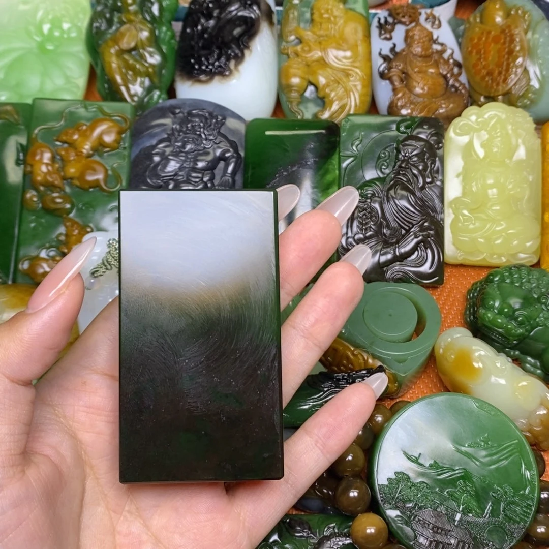 空***格和田玉未镶嵌颈饰