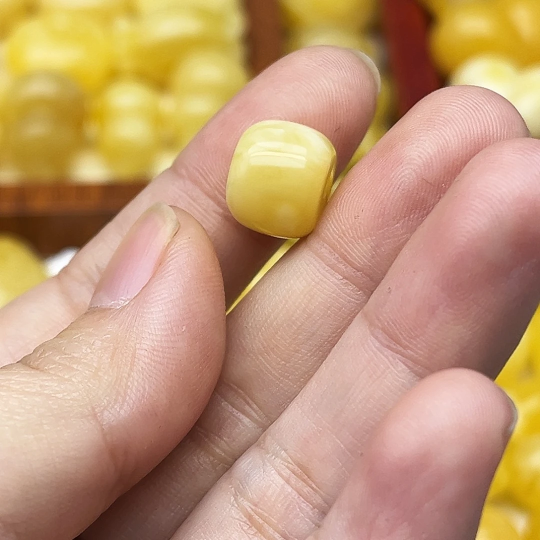 伊***阳蜜蜡未镶嵌裸石天然