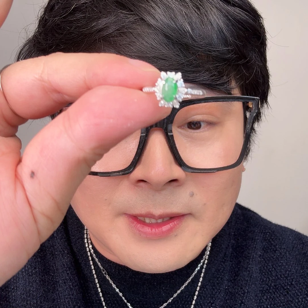 翡翠未镶嵌颈饰一件