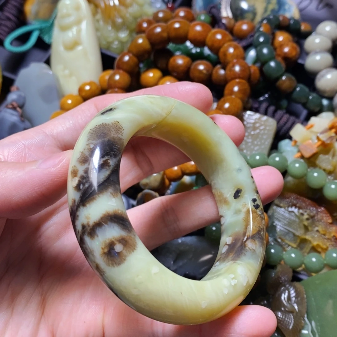 蛇纹石玉未镶嵌颈饰微瑕54口