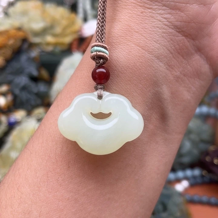 蛇纹石玉吊坠合金