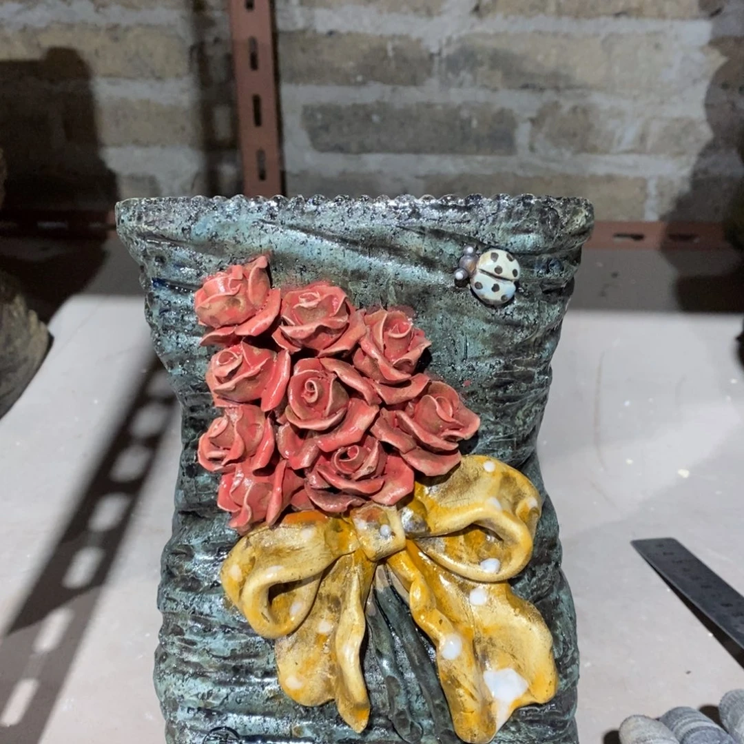 红陶青藤花器多肉花盆里