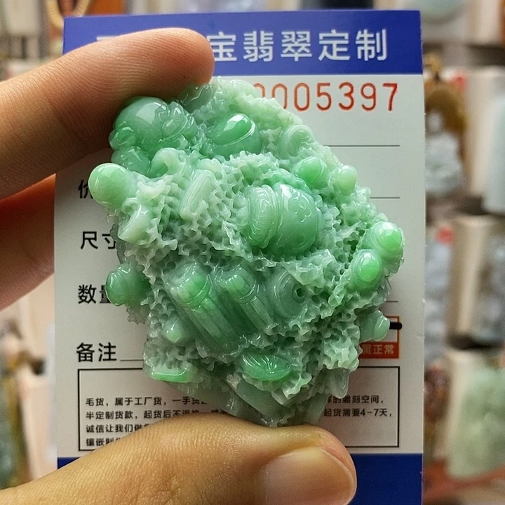 翡翠未镶嵌颈饰每天