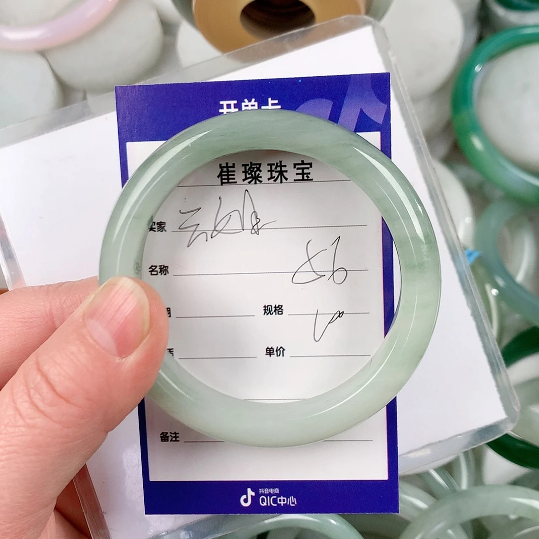 石英质玉手镯未镶嵌云*。