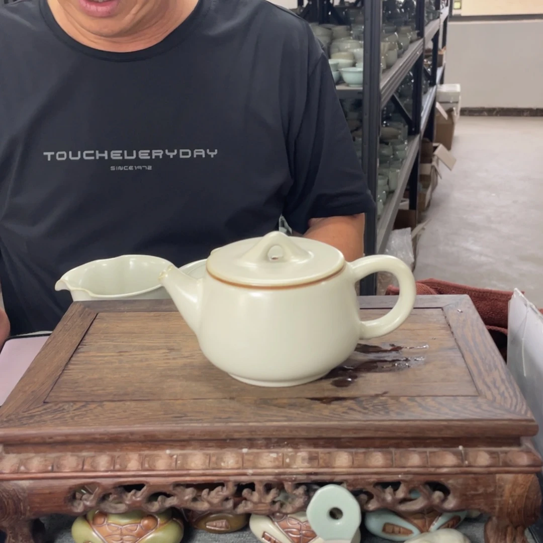 瓷片月白釉大汉瓦壶