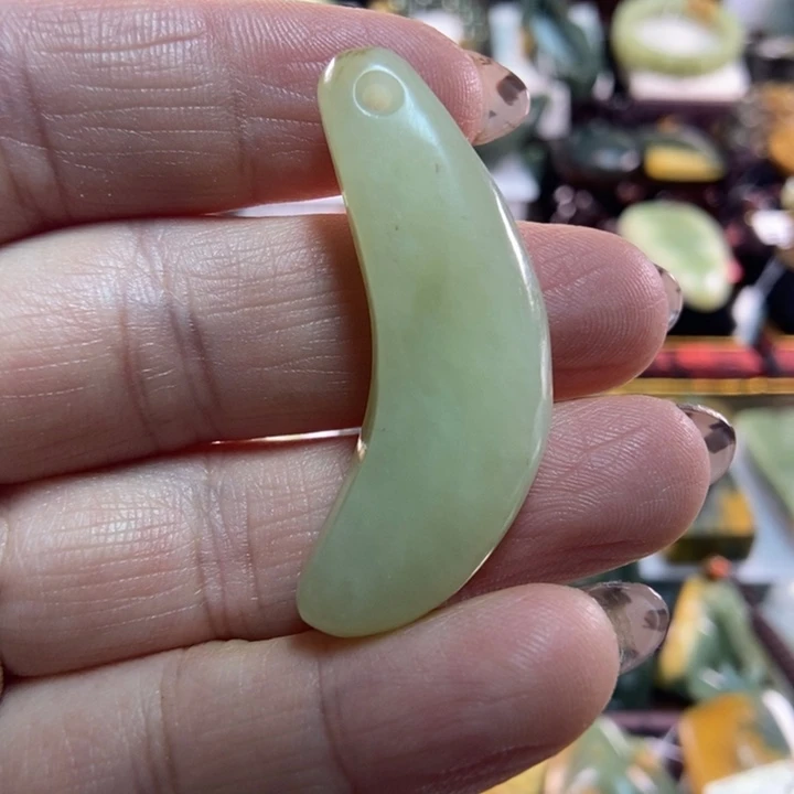 吊坠(赠链)未镶嵌岫岩老玉（透闪石质玉）