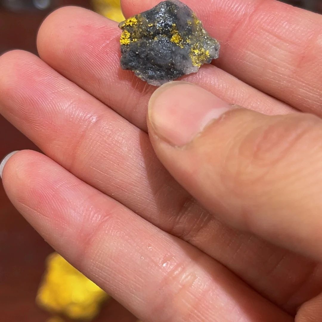 自***翔石材明金矿石标本约1.3克