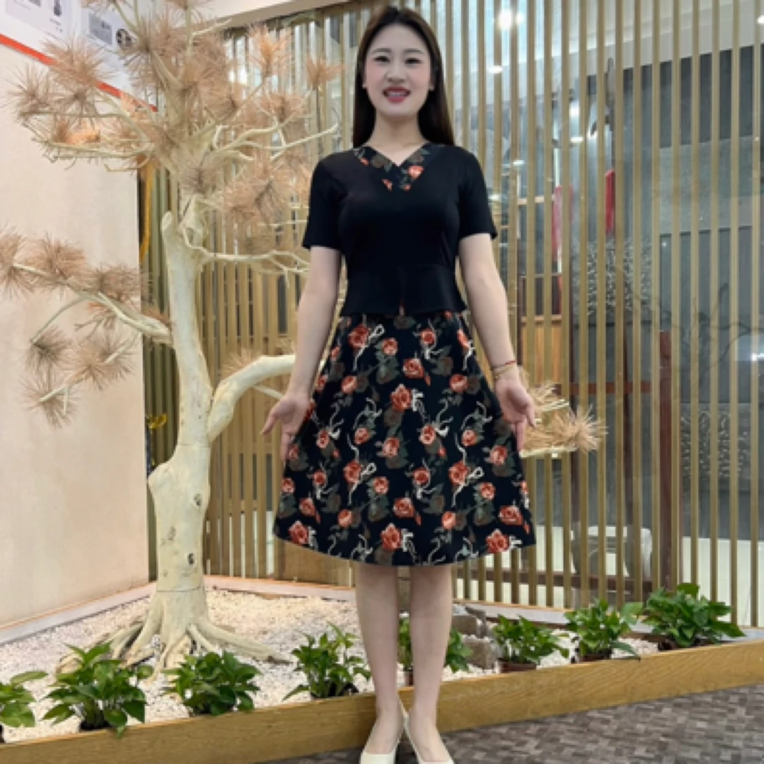 洋气时尚拼接V领碎花修身显瘦中长款连衣裙