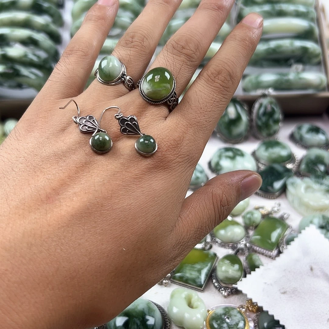 乐***华银S925镶嵌蛇纹石玉戒指